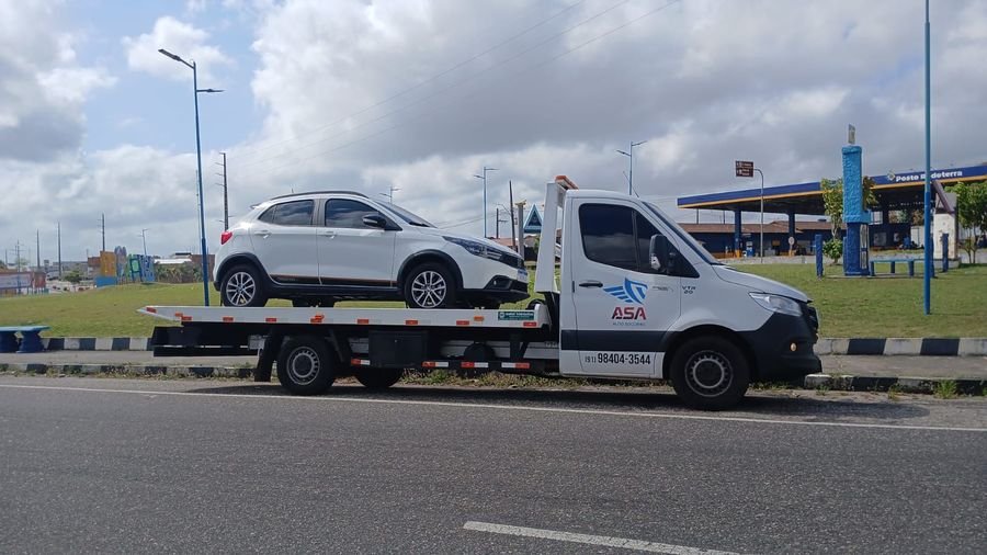 Guincho plataforma da ASA transportando carro em Belém