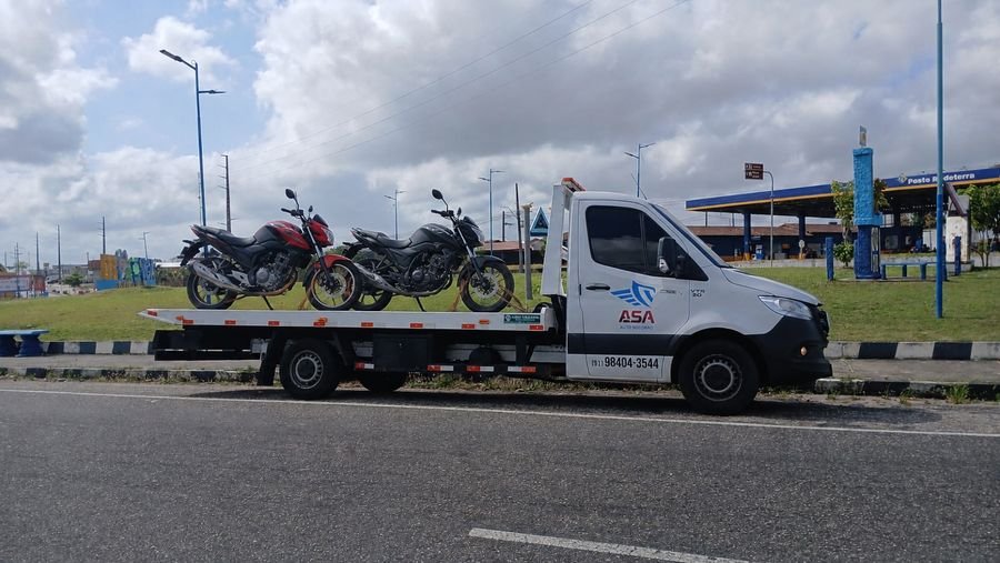 Guincho da ASA transportando motos