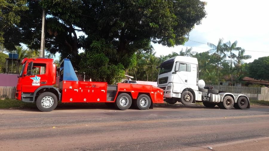 Guincho pesado da ASA rebocando carreta
